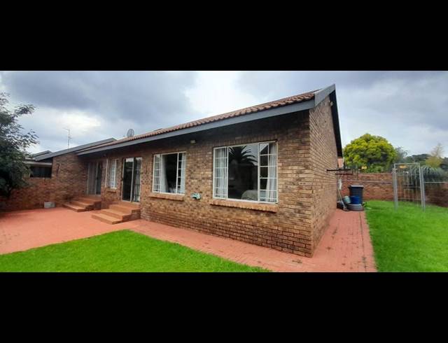 3 BEDROOM TOWNHOUSE FOR SALE IN ELDORAIGNE